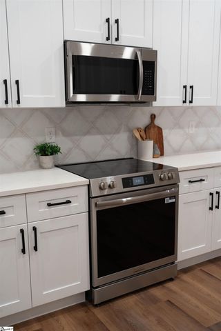 28 6th Street, Greenville, SC 29611