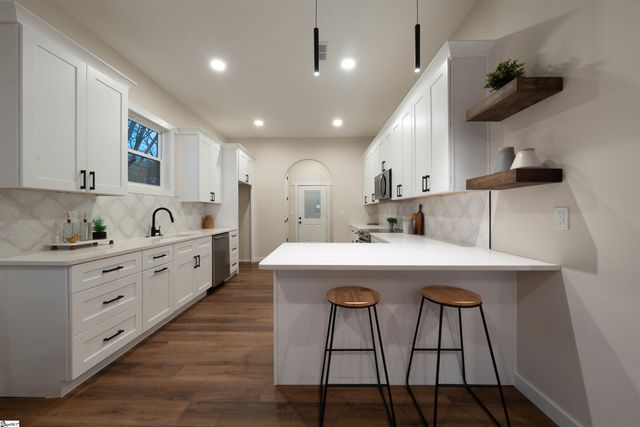 28 6th Street, Greenville, SC 29611