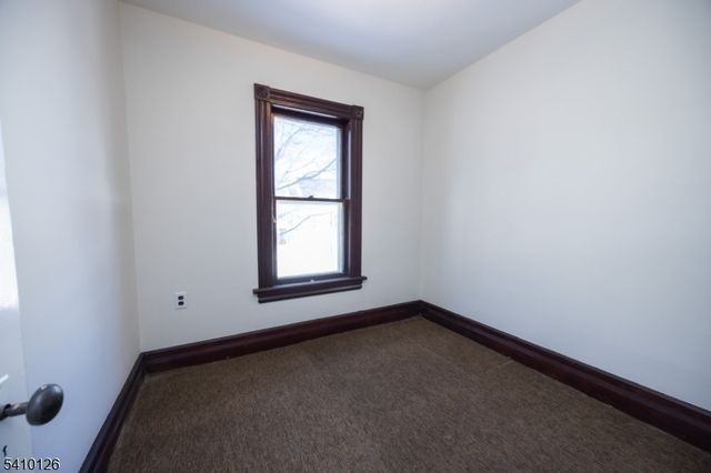 24 Townsend St, Newton Town, NJ 07860