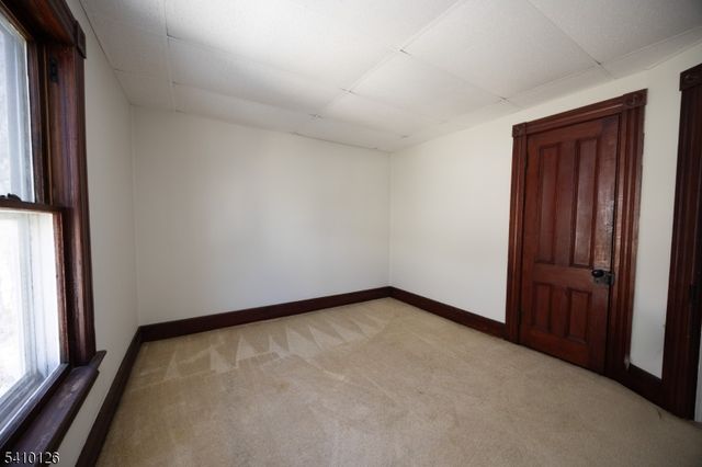 24 Townsend St, Newton Town, NJ 07860