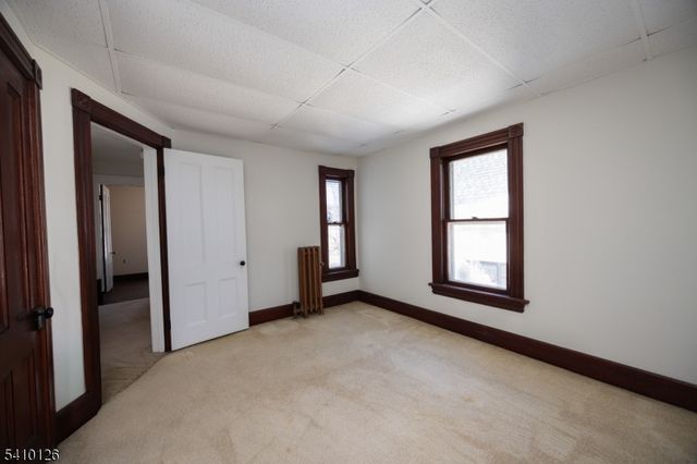 24 Townsend St, Newton Town, NJ 07860