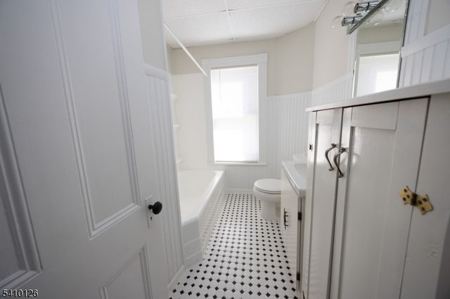 24 Townsend St, Newton Town, NJ 07860