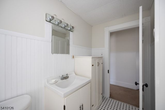 24 Townsend St, Newton Town, NJ 07860