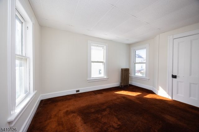 24 Townsend St, Newton Town, NJ 07860