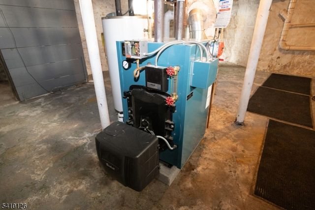 24 Townsend St, Newton Town, NJ 07860