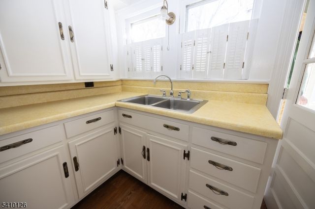 24 Townsend St, Newton Town, NJ 07860