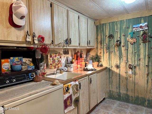 34851 S DESERT Cove, Black Canyon City, AZ 85324