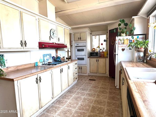 34851 S DESERT Cove, Black Canyon City, AZ 85324