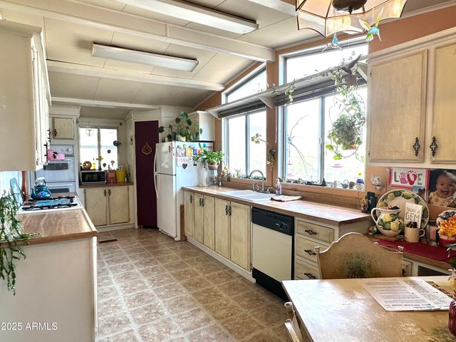 34851 S DESERT Cove, Black Canyon City, AZ 85324