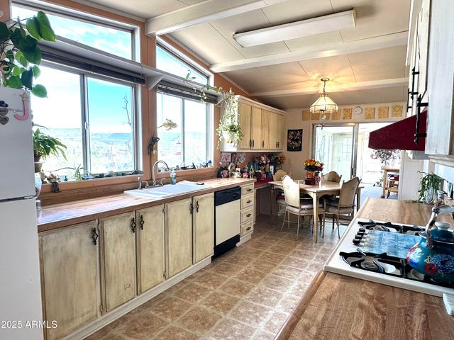 34851 S DESERT Cove, Black Canyon City, AZ 85324