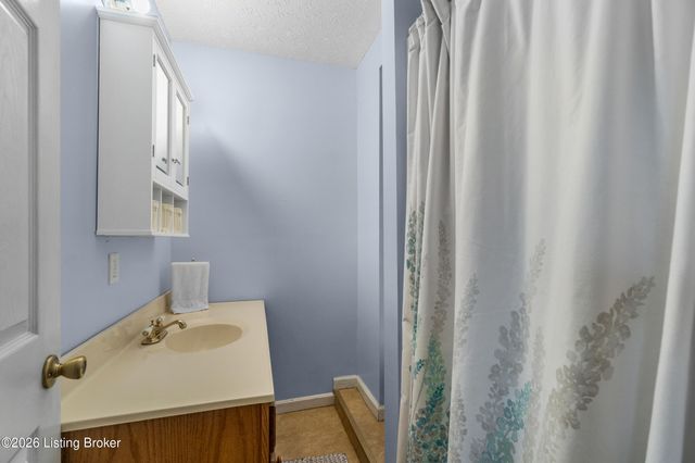 1123 Girard Dr, Louisville, KY 40222