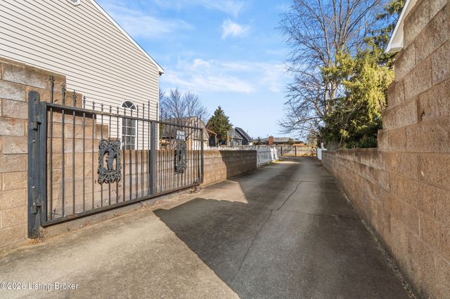 1123 Girard Dr, Louisville, KY 40222