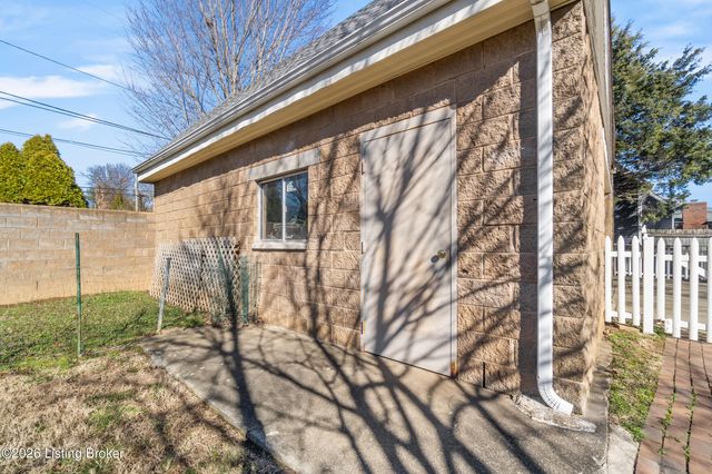 1123 Girard Dr, Louisville, KY 40222