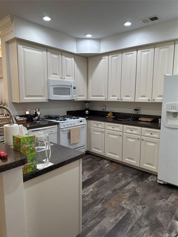 28 N De Baun Avenue 201, Suffern, NY 10901 — photo 4