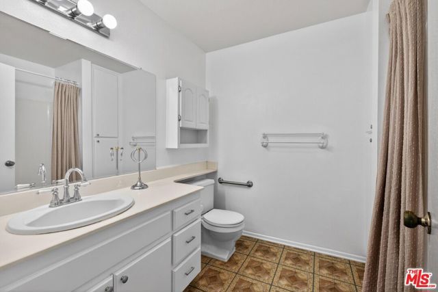 255 Sequoia Court 23, Thousand Oaks, CA 91360