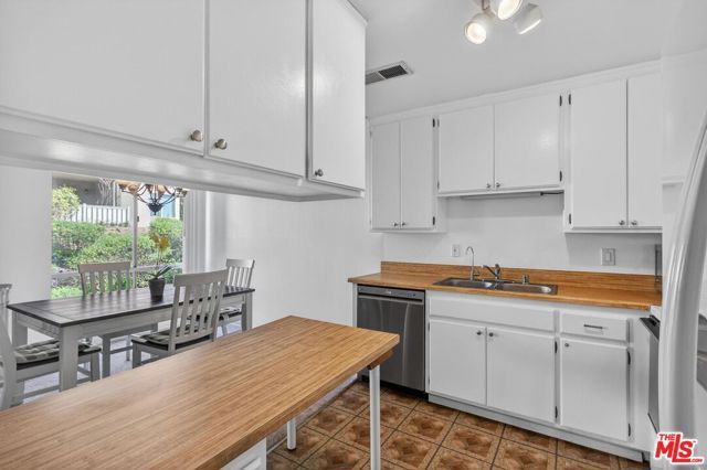 255 Sequoia Court 23, Thousand Oaks, CA 91360