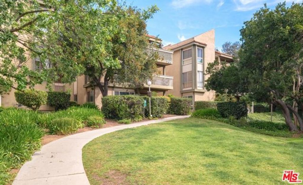 255 Sequoia Court 23, Thousand Oaks, CA 91360