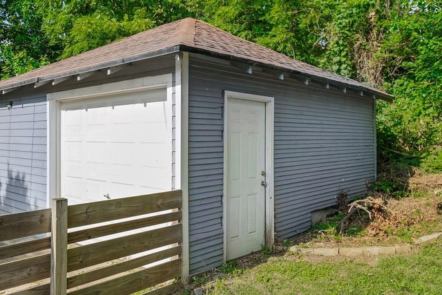 5225 Brookwood Avenue, Kansas City, MO 64130