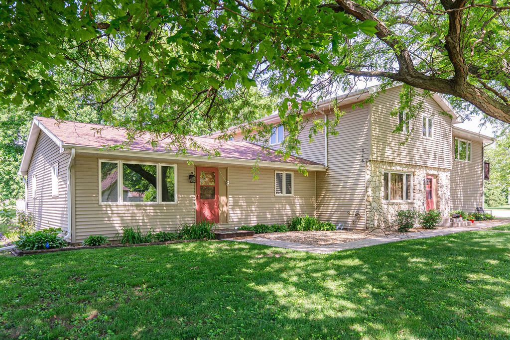 215 S Ridge Street, Creston, IL 60113