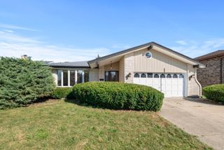 10909 S Knox Avenue, Oak Lawn, IL 60453