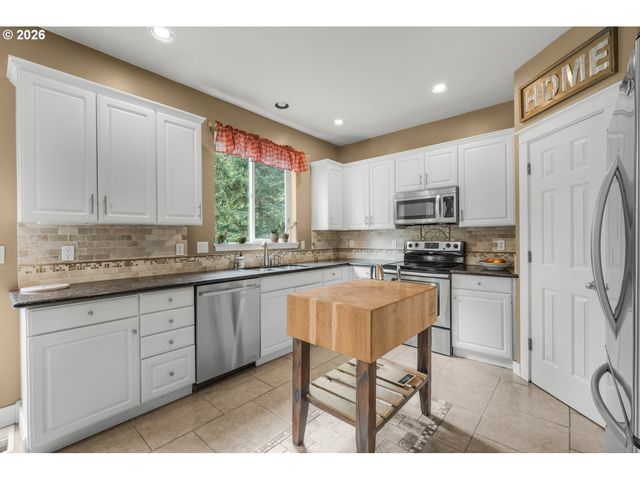 15023 Se DIAMOND Dr, Clackamas, OR 97015