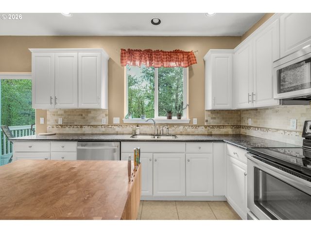 15023 Se DIAMOND Dr, Clackamas, OR 97015