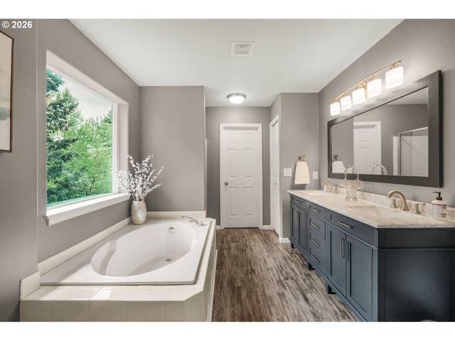 15023 Se DIAMOND Dr, Clackamas, OR 97015