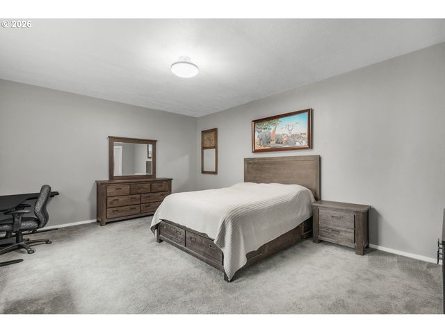 15023 Se DIAMOND Dr, Clackamas, OR 97015