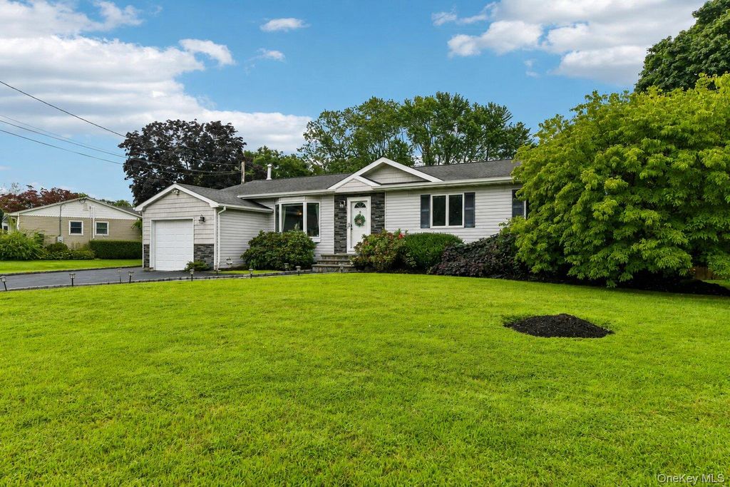 38 Nathan Drive, Bohemia, NY 11716 — photo 3