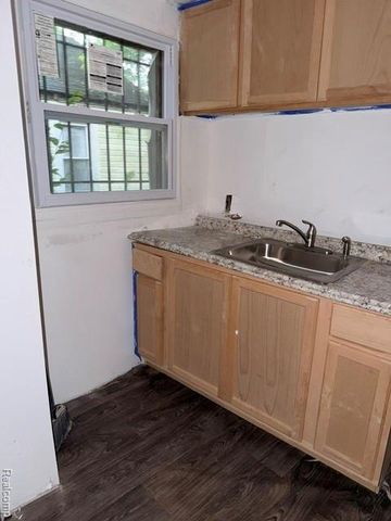 136 E Mcclellan Street, Flint, MI 48505