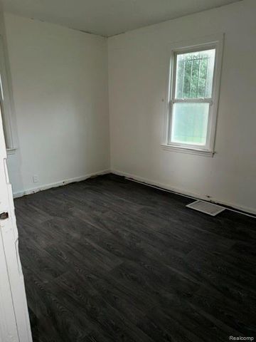 136 E Mcclellan Street, Flint, MI 48505