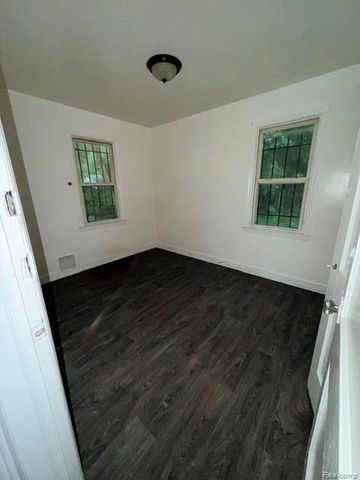 136 E Mcclellan Street, Flint, MI 48505