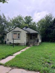 136 E Mcclellan Street, Flint, MI 48505