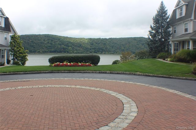 303 Bridgeview Drive, Poughkeepsie, NY 12601