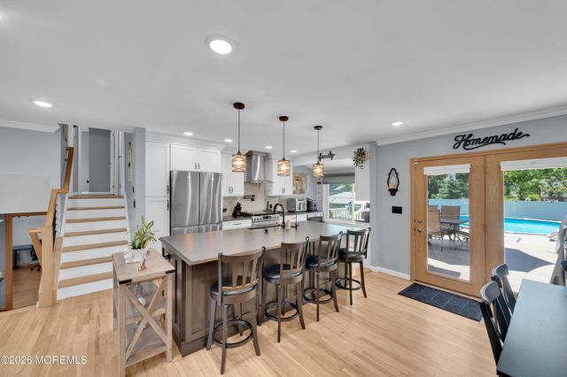 17 Eliot Road, Manalapan, NJ 07726