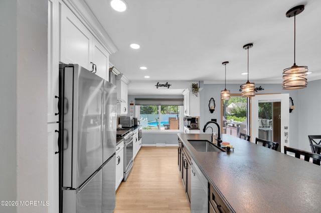 17 Eliot Road, Manalapan, NJ 07726
