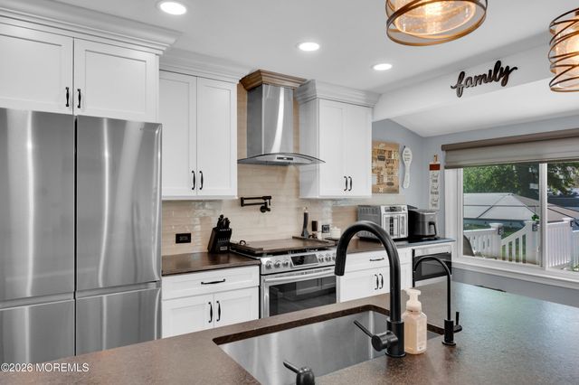 17 Eliot Road, Manalapan, NJ 07726
