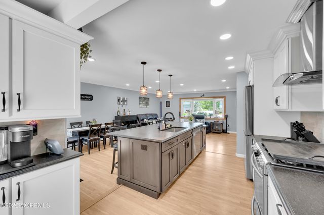 17 Eliot Road, Manalapan, NJ 07726
