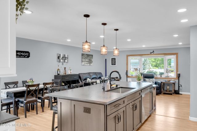 17 Eliot Road, Manalapan, NJ 07726