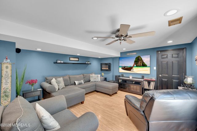 17 Eliot Road, Manalapan, NJ 07726