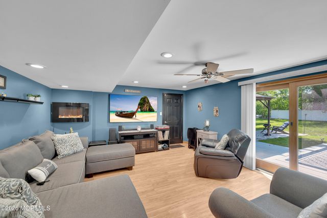 17 Eliot Road, Manalapan, NJ 07726