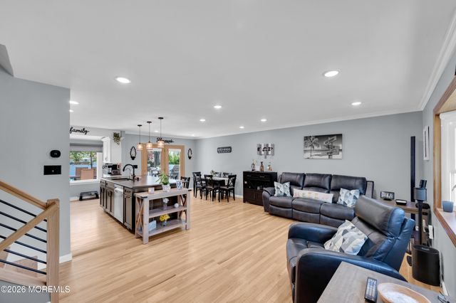 17 Eliot Road, Manalapan, NJ 07726