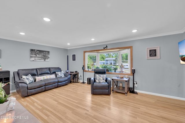 17 Eliot Road, Manalapan, NJ 07726