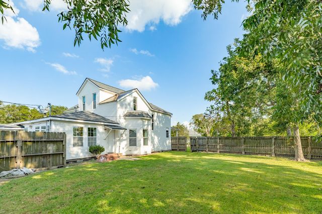 919 N Avenue A, Freeport, TX 77541