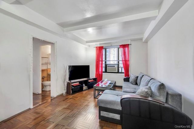 1690 Metropolitan Avenue 1E, Bronx, NY 10462
