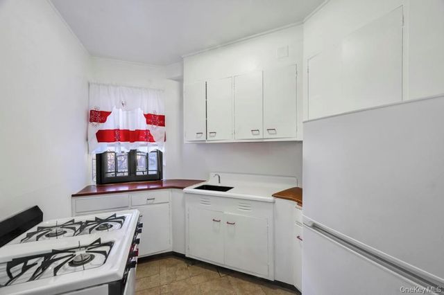 1690 Metropolitan Avenue 1E, Bronx, NY 10462