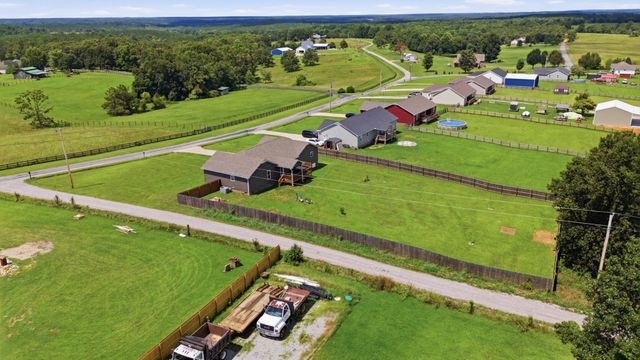 450 N Point Dr, Summertown, TN 38483