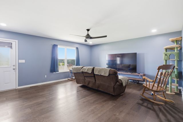 450 N Point Dr, Summertown, TN 38483
