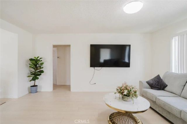 10826 Roscoe Boulevard, Sun Valley, CA 91352