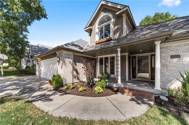 139 The Woodlands Drive, Gladstone, MO 64118
